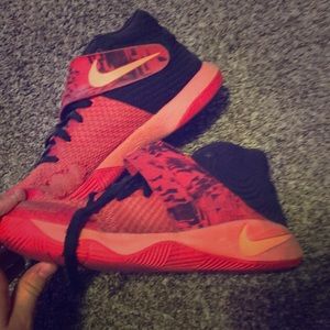 Nice Kylie Irving 2 shoes in pretty good condition